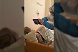 Kauno medikai rado būdą pasimatyti pacientams ir jų giminaičiams: pamačiusi anūką močiutė nustojo dusti, ėmė kalbėti nesustodama