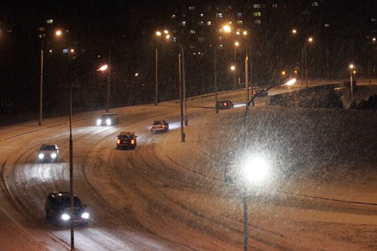Rajoniniuose keliuose yra slidžių ruožų: naktį eismo sąlygas sunkins plikledis