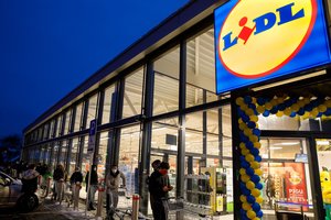 Į naują „Lidl“ per karantiną minios sulėkė pirkti ne tik pigių bananų – vieną prekę nušlavė nuo lentynos iškart  
