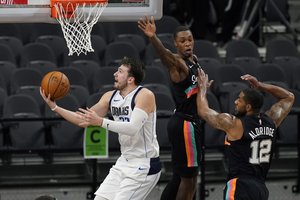 NBA naktis: L. Dončičiaus magija ir laimėti nesugebantis „Nets“ žvaigždynas