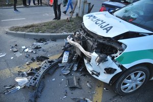 Girto kelių erelio įžūlumas – beribis: prie Panevėžio dideliu greičiu taranavo policijos automobilį