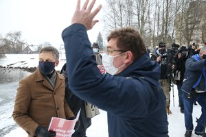 Protestas dėl A. Navalno prie Rusijos ambasados: L. Kasčiūnas separatistų vėliavą nusviedė į tvenkinį