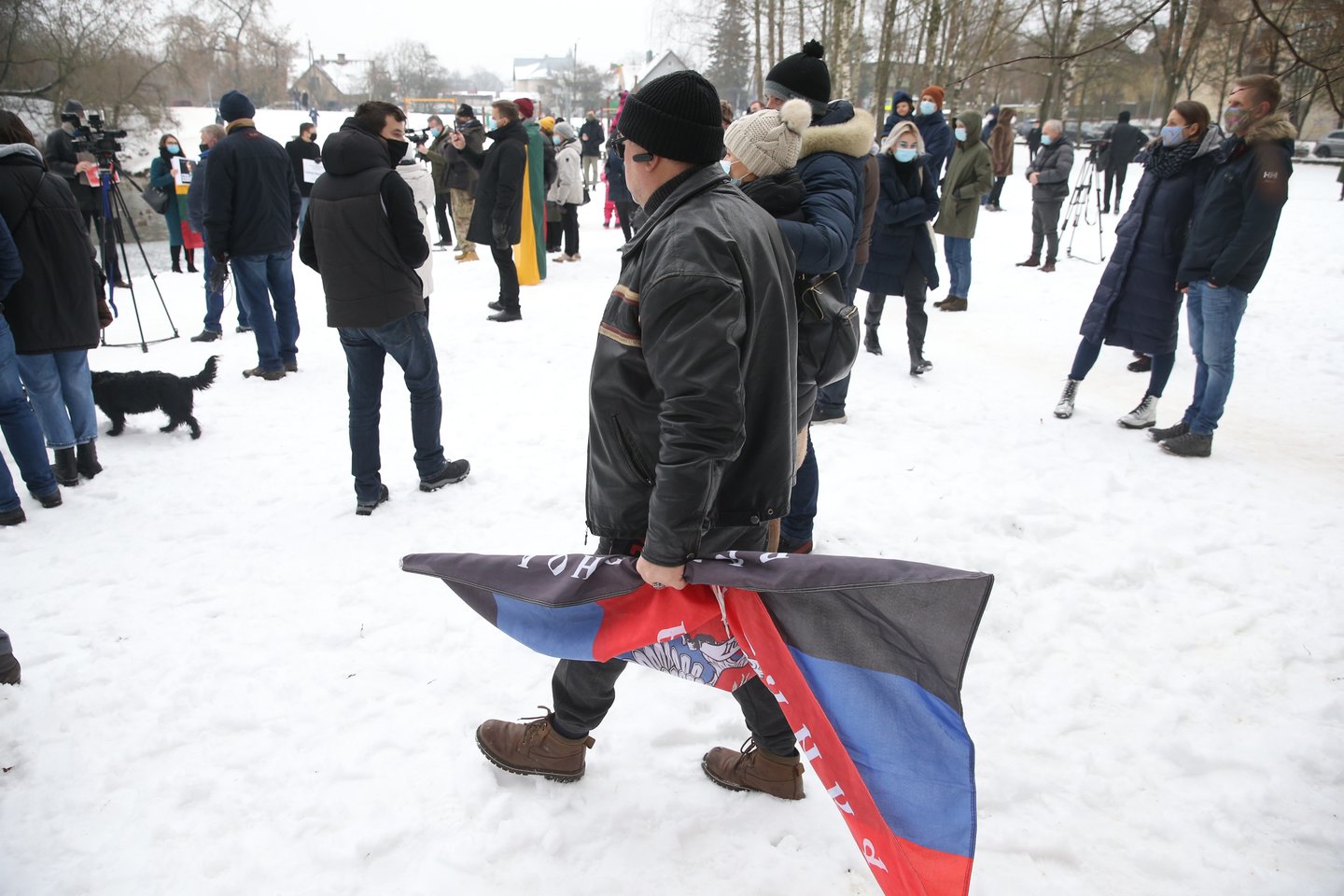  Akcijoje policija sulaikė vieną asmenį, atsinešusį tarptautinės bendruomenės nepripažįstamos separatistinės Donecko respublikos vėliavą bei siekusį sutrukdyti akciją.<br> R.Danisevičiaus nuotr.