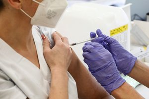 Gautos kelios dešimtys pranešimų apie nepageidaujamas COVID-19 vakcinos reakcijas