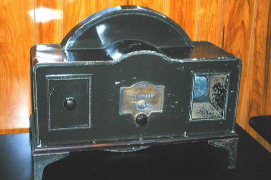 1926 m. škotų inžinierius ir išradėjas Johnas Logie Bairdas Londone pirmasis viešai pademonstravo veikiantį televizorių.<br>wikipedia
