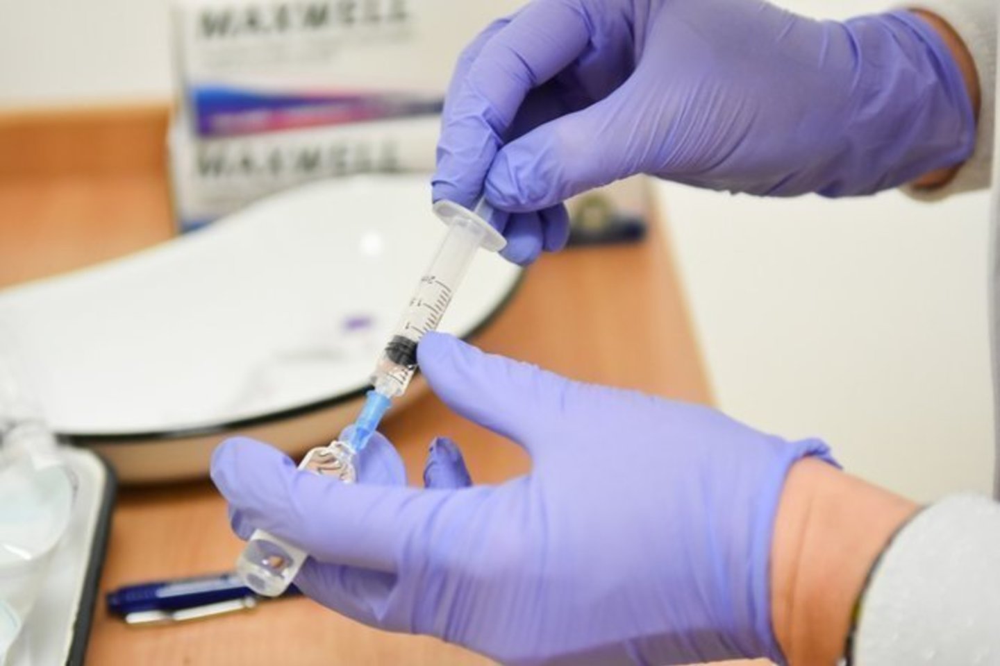 JAV biotechnologijų firma „Moderna“ pirmadienį paskelbė, jog laboratoriniai tyrimai parodė, kad jos vakcina nuo COVID-19 apsaugo ir nuo koronaviruso atmainų, pirmą kartą identifikuotų Jungtinėje Karalystėje ir Pietų Afrikoje.<br>R.Ančerevičiaus/jp.lt nuotr.