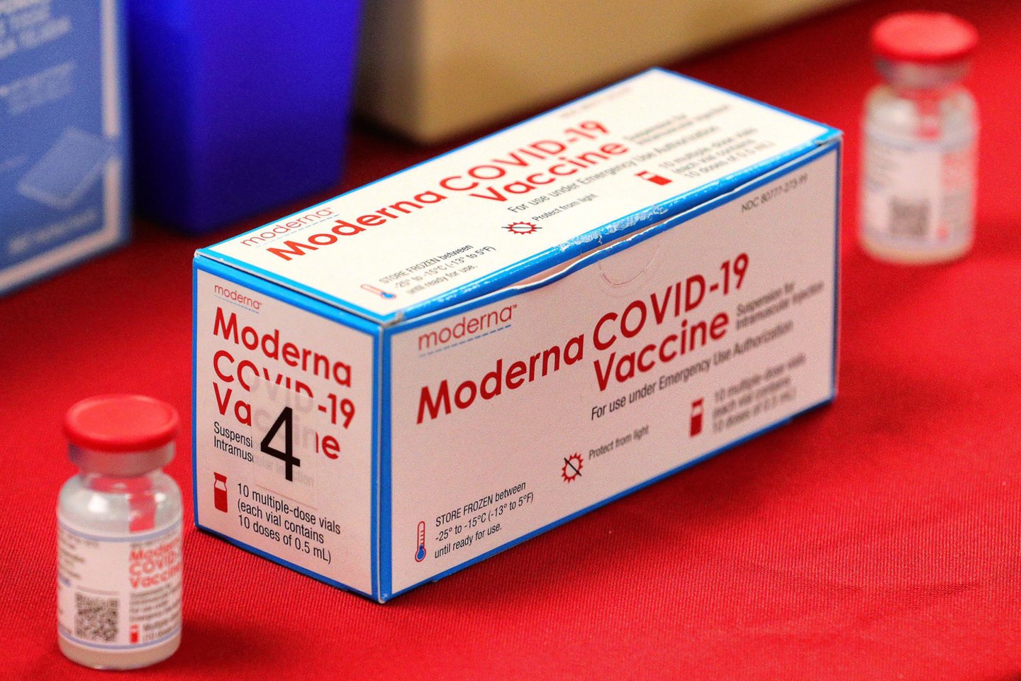 JAV biotechnologijų firma „Moderna“ pirmadienį paskelbė, jog laboratoriniai tyrimai parodė, kad jos vakcina nuo COVID-19 apsaugo ir nuo koronaviruso atmainų, pirmą kartą identifikuotų Jungtinėje Karalystėje ir Pietų Afrikoje.<br>ZumaPress.com/Scanpix nuotr.