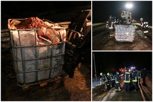 Nelaimė Kauno r.: iš sunkvežimio iškritus statinėms, išsiliejo didelis kiekis tepalo