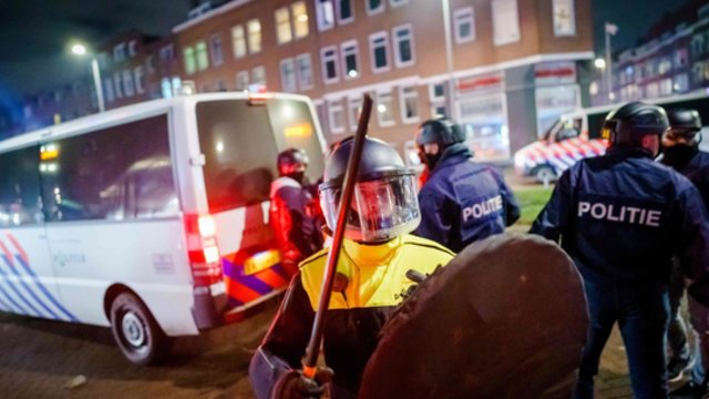 Riaušės Nyderlanduose tęsiasi: demonstrantai daužė parduotuvių vitrinas ir vogė atsargas
