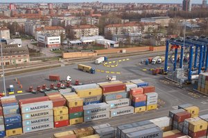 Stveriasi už galvos – prekių išgabenti neleidžia ne tik kosminės konteinerių kainos