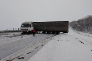Kelyje Kaunas–Vilnius į atitvarus atsitrenkęs vilkikas visiškai užblokavo kelią