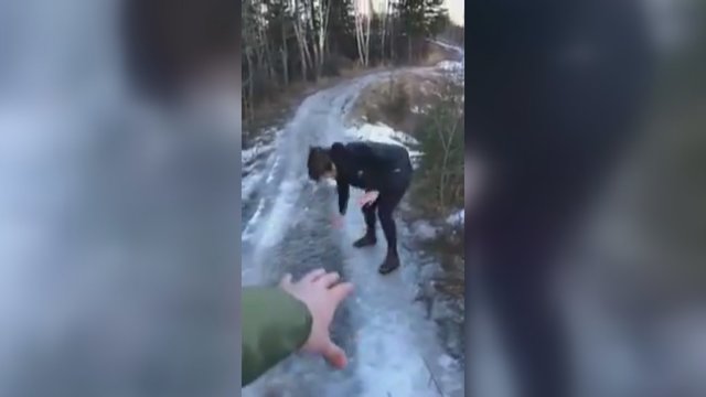 Moters bandymas užlipti į ledu padengtą kalną juokina internautus: viskas baigėsi netikėtai