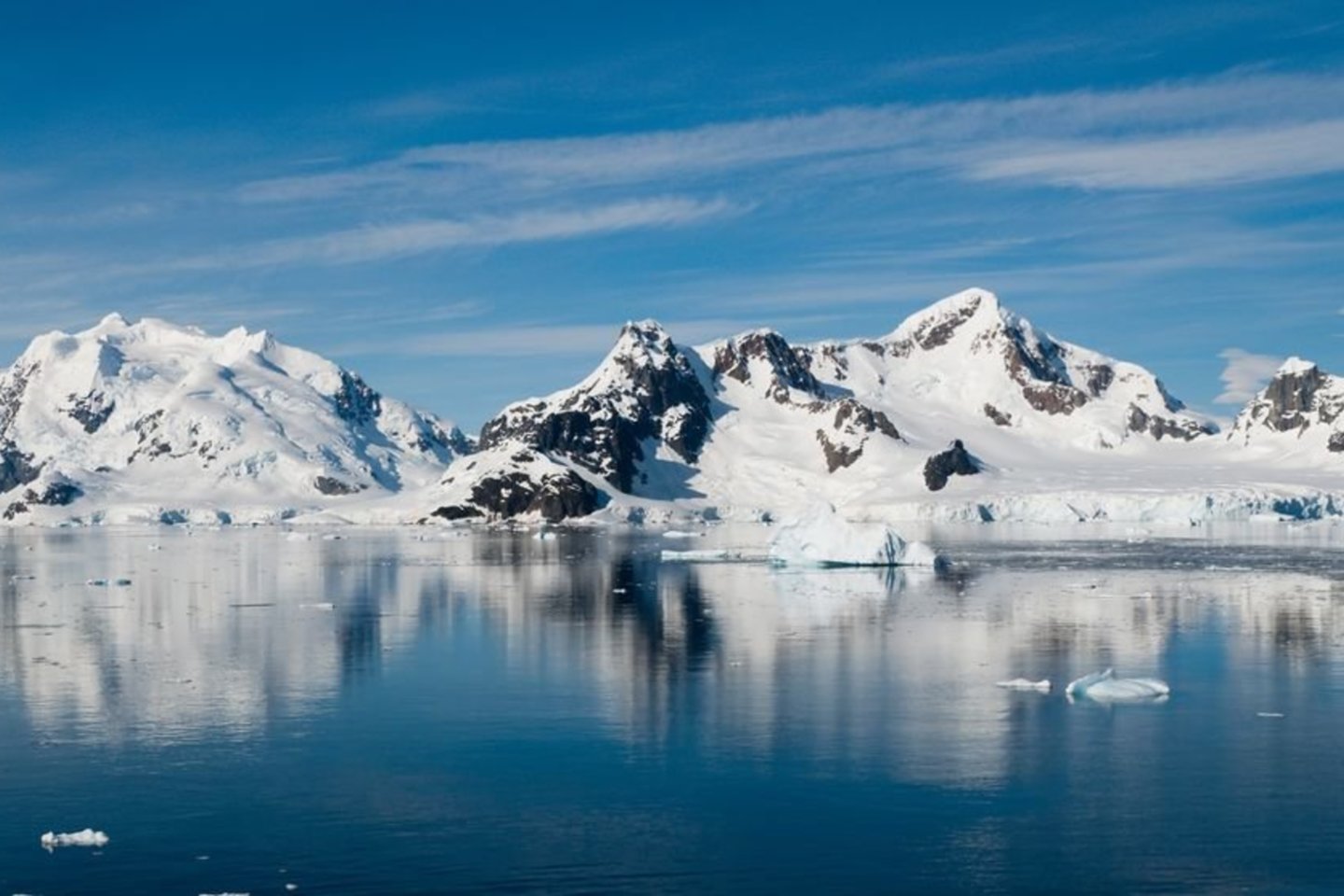 1820 m. rusų jūrininkų Fabiano Gottliebo von Bellingshauseno ir Michailo Lazarevo vadovaujama ekspedicija atrado Antarktidą.<br>123rf