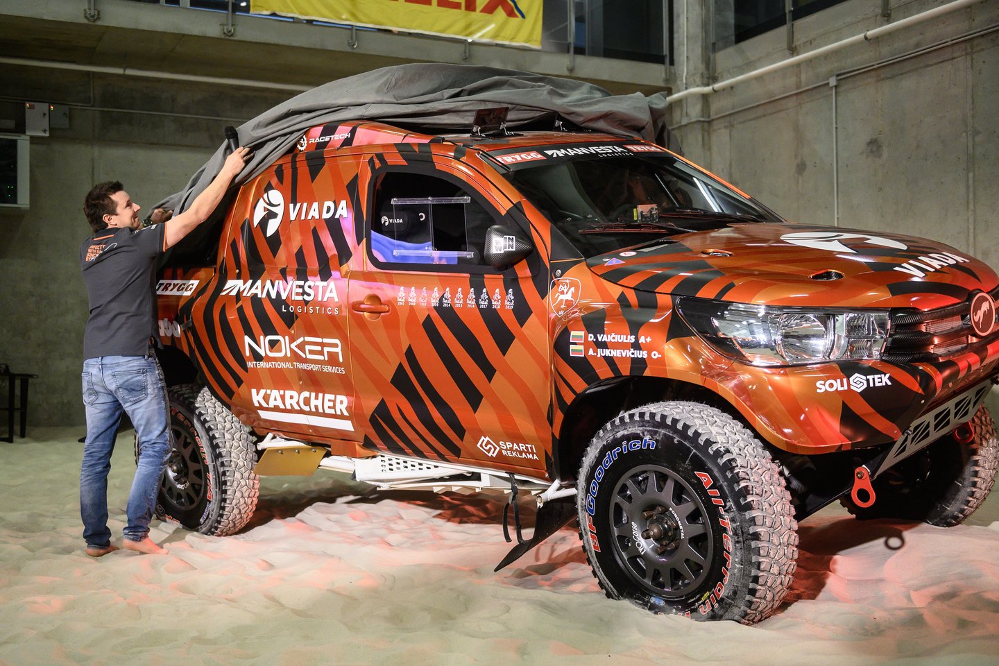Lenktynininkas Antanas Juknevičius parduoda „Overdrive Toyota Hilux IRS“ automobilį su kuriuo net tris metus lenktyniavo Dakare.<br>V.Skaraičio nuotr.