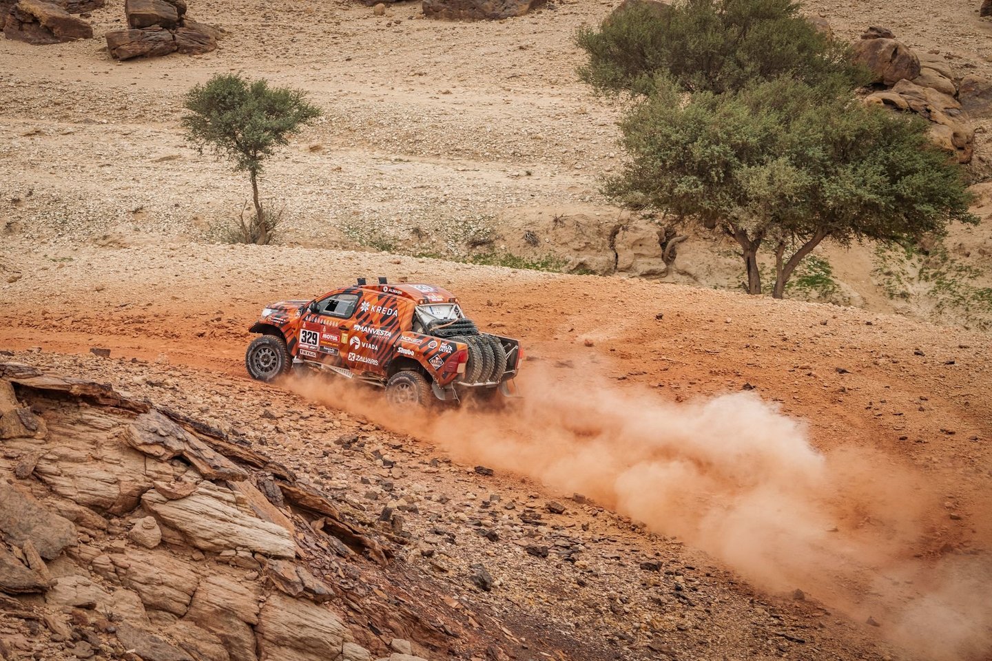 Lenktynininkas Antanas Juknevičius parduoda „Overdrive Toyota Hilux IRS“ automobilį su kuriuo net tris metus lenktyniavo Dakare.<br>V.Dranginio nuotr.