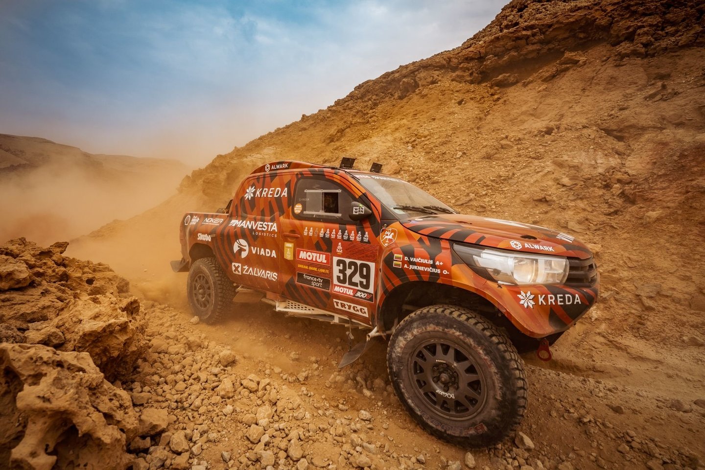 Lenktynininkas Antanas Juknevičius parduoda „Overdrive Toyota Hilux IRS“ automobilį su kuriuo net tris metus lenktyniavo Dakare.<br>V.Dranginio nuotr.