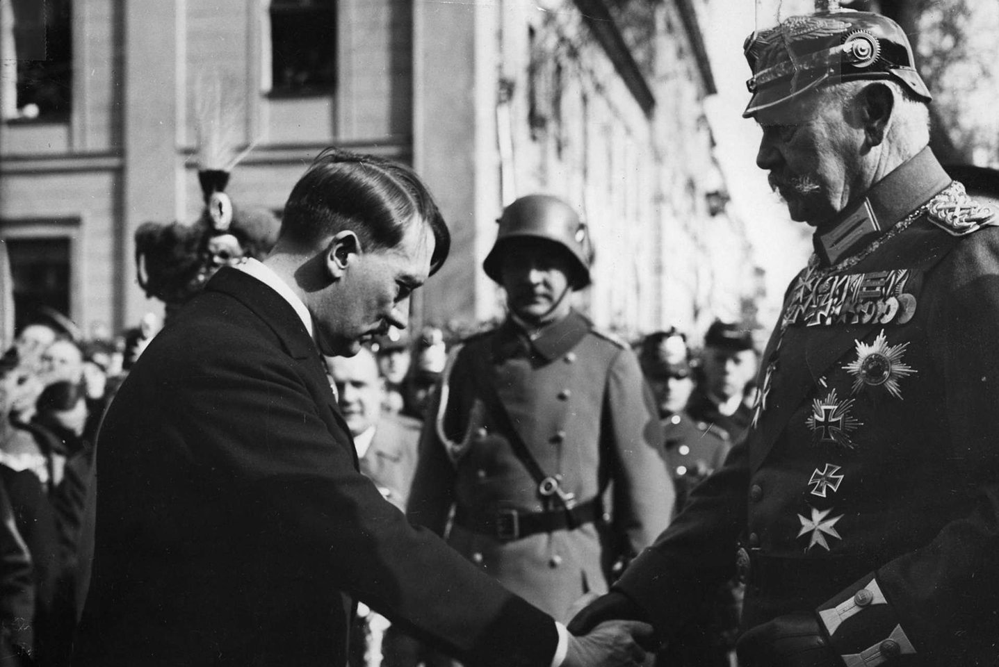 1933 m. Vokietijos prezidentas Paulus von Hindenburgas Adolfą Hitlerį paskyrė reichskancleriu. Juo tapęs A.Hitleris iki metų vidurio šalyje likvidavo demokratinę sistemą ir įtvirtino vienasmenę diktatūrą.<br>wikipedia