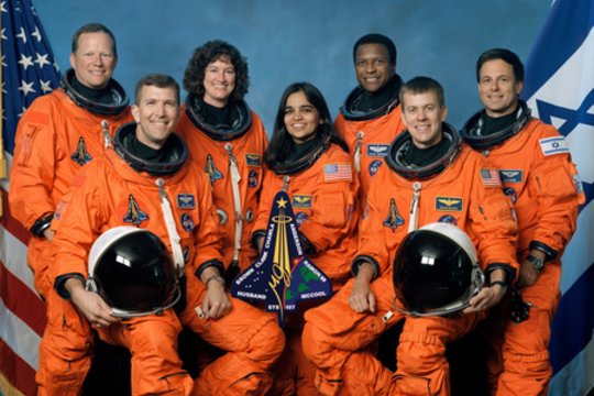 2003 m. leisdamasis į Žemę pasibaigus skrydžio programai sudužo JAV erdvėlaivis „Columbia“ su 7 astronautais. Tai buvo 28-asis erdvėlaivio skrydis.<br>wikipedia