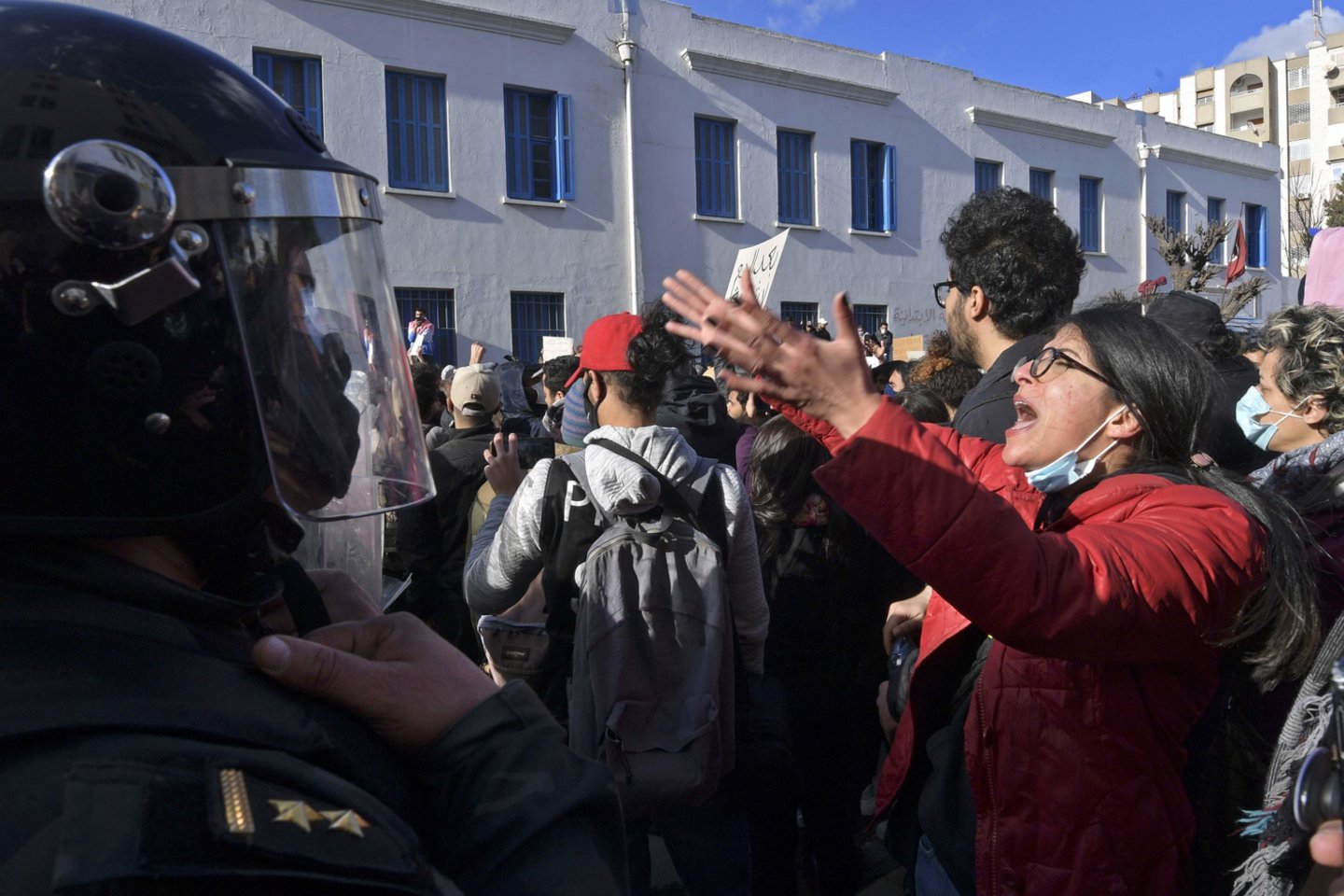 Protestuotojai skanduoja antivyriausybinius šūkius, reikalaudami nutraukti represijas ir paleisti anksčiau sulaikytus demonstrantus.<br>AFP/Scanpix nuotr.
