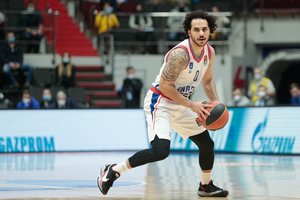 Prie lyderių Eurolygoje artėjantis „Anadolu Efes“ grįžo į pergalių kelią palauždamas „Crvena zvezda“