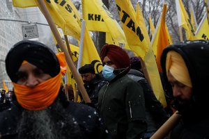 Delyje ūkininkų ir policijos susirėmimai temdė karinį paradą