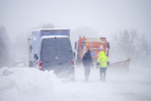 Įspėja dėl sudėtingų sąlygų kelyje: prašo galvoti apie greitį, yra neišvažiuojamų vietų