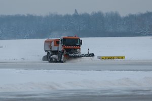 Technika neatlaikė sniego gausos – teko uždaryti Kauno oro uostą