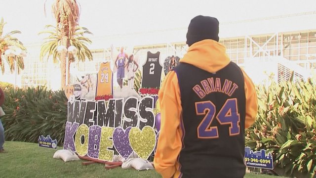 Krepšinio žvaigždės K. Bryanto fanai pagerbė jo atminimą: sunkiai tramdė ašaras ir po metų