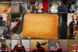 Orkestro muzikantai nuotaikingame filme ruošiasi į W. A. Mozarto gimtadienio puotą