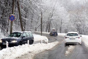 Vairavimo žiemą ypatumai: patarė, kaip išvengti eismo įvykių slidžiame kelyje