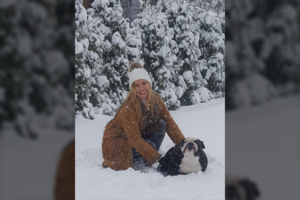 Įspėjo, kas gresia bučiuojant ir glostant augintinį: atskleidė, kaip gydytis nuo nemalonių „dovanėlių“