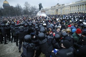 Rusija jau sumąstė, kam skirti baudas už paauglių raginimą protestuoti