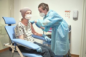 Norintiems skiepų žmonėms teko per naktį šalti eilėse: įtariama, kad valdininkai vakcinavosi slapta