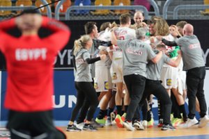 Raudonomis kortelėmis nudažytame rankinio trileryje danai pateko į pasaulio pirmenybių pusfinalį