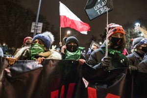 Lenkijoje įsigaliojęs beveik visiškas abortų draudimas pakurstė naujus protestus