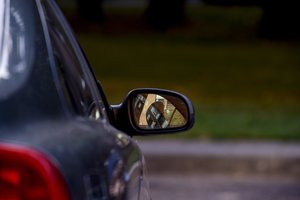 Stovėjimo aikštelėje Vilniuje pavogti devynių automobilių šoninių veidrodėlių stikliukai