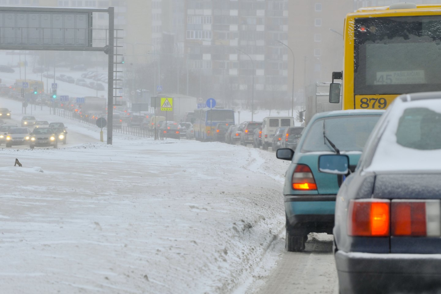 Sniegas nudžiugino ne tik miestų gatves, bet ir viešąjį transportą.<br>V.Ščiavinsko nuotr.