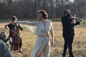 Niujorke sukurtame Simonos Smirnovos muzikiniame klipe – kanklės, šokis ir šerkšnas