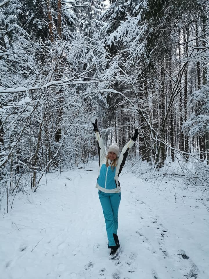  Rūta Mikelkevičiūtė turi puikią progą iš spintos išsitraukti ir pravėdinti 15 metų senumo slidinėjimo kostiumą ir net... vaikystės roges.<br> Asmeninio albumo nuotr.
