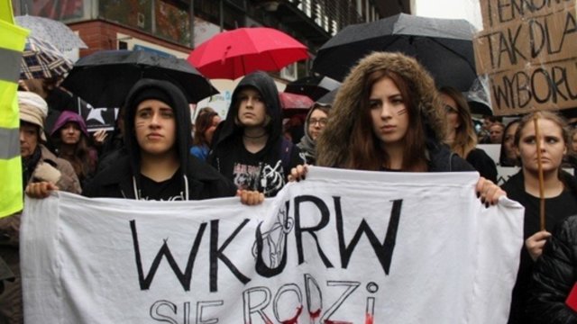Lenkijoje įsigaliojęs beveik visiškas abortų draudimas pakurstė protestus – tūkstančiai išėjo į gatves