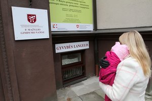 Lietuvoje ženkliai išaugo pranešimų apie vaiko teisių pažeidimus, daugiau kūdikių palikta gyvybės langelyje