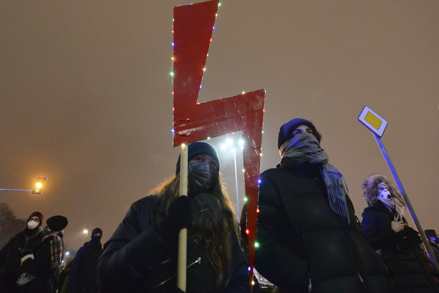 Šimtai raudonais dažais apsiginklavusių ir dėl pandemijos įvestų suvaržymų nepaisiusių lenkų ketvirtadienį Varšuvoje protestavo prieš kontroversišką teismo sprendimą, kuriuo kone visiškai uždraudžiami abortai.