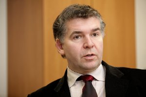 Po skandalingų pasisakymų apie Holokaustą V. Rakutis traukiasi iš Seimo komisijos pirmininko pareigų