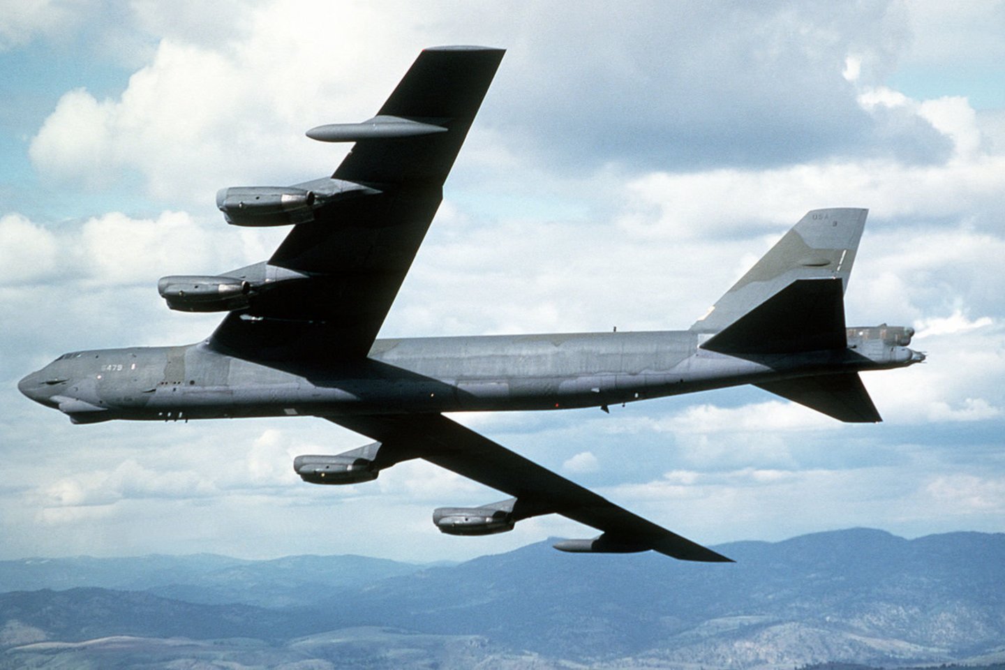  1961-ųjų sausio 24 diena. Strateginis bombonešis „Boeing B-52G Stratofortress“ virš Šiaurės Karolinos ketino pasipildyti degalų.<br> Wikimedia commons