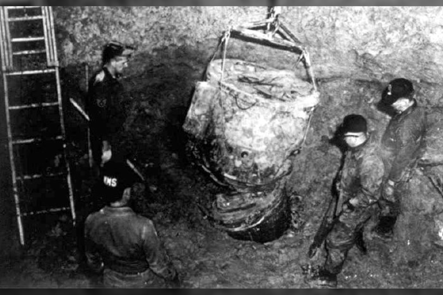  Kita bomba didžiuliu greičiu rėžėsi į purvyną ir subyrėjo. Jos uodega buvo rasta 6 metrų gylyje.<br> Wikimedia commons