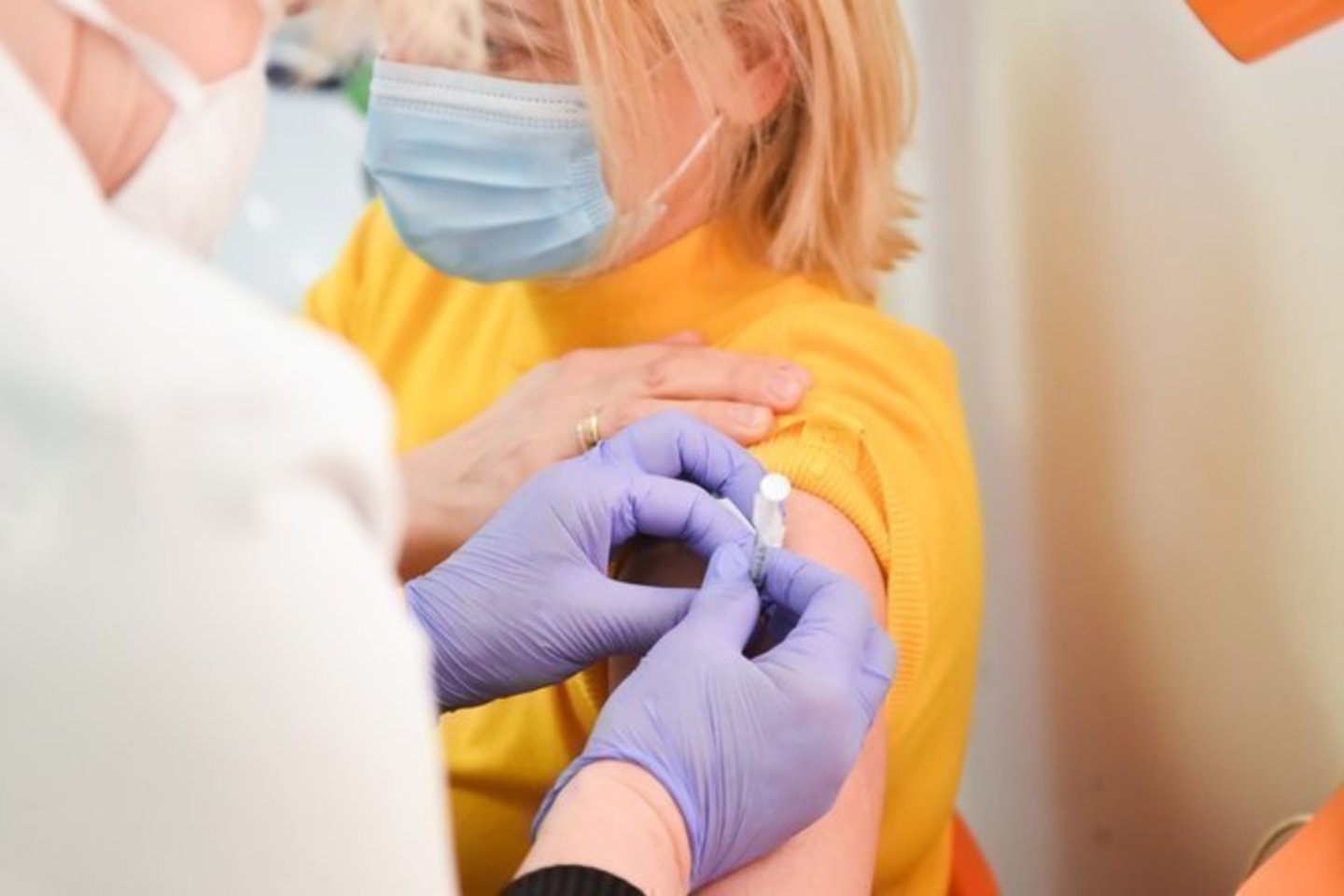 „Pfizer/BioNTech“ vakcina nuo COVID-19 nėra susijusi su žmonių mirtimis po skiepo, paskelbė Europos vaistų agentūra.