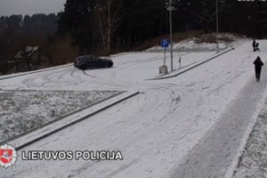 Savo sugebėjimus automobilių aikštelėje norėjusiems parodyti chuliganams – griežta policijos reakcija: dabar gresia pasivaikščioti