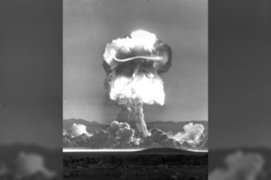 Didžiausią greitį išvystęs daiktas žmonijoje – šulinio dangtis