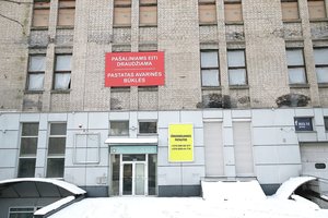 Spjovė į saugumą: nors pastatas prieš 2 metus paskelbtas avariniu – jis iki šiol pilnas žmonių