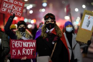 Lenkiją trečią vakarą krėtė abortų tvarkos griežtinimo priešininkų protestai